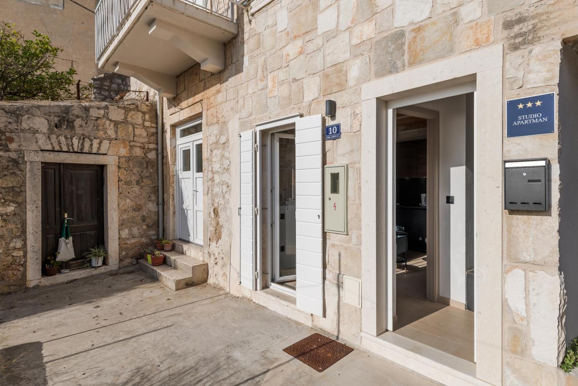 Tiny Secret House Apartment Komiža Exterior foto
